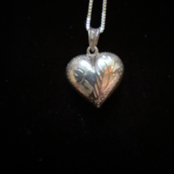 18 inch Sterling silver necklace and heart pendant - Picture 2 of 3